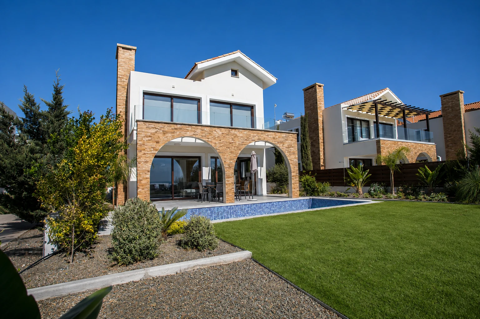 Villa mit Natursteinfassade, Pool und Garten