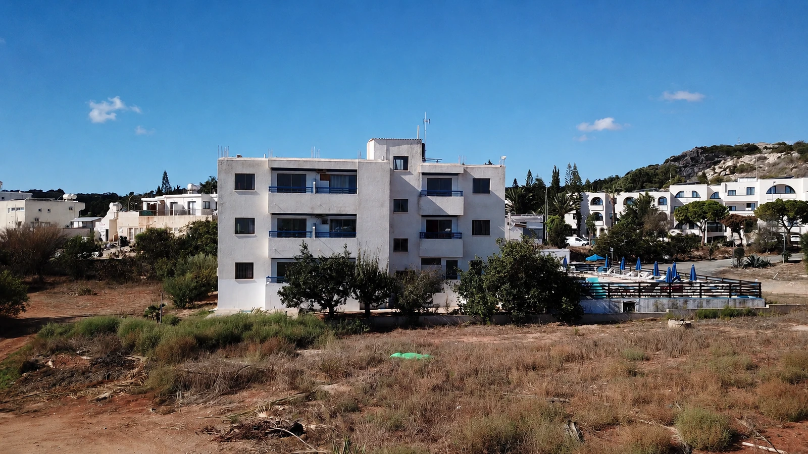Weiße Apartmentanlage mit Pool auf Zypern