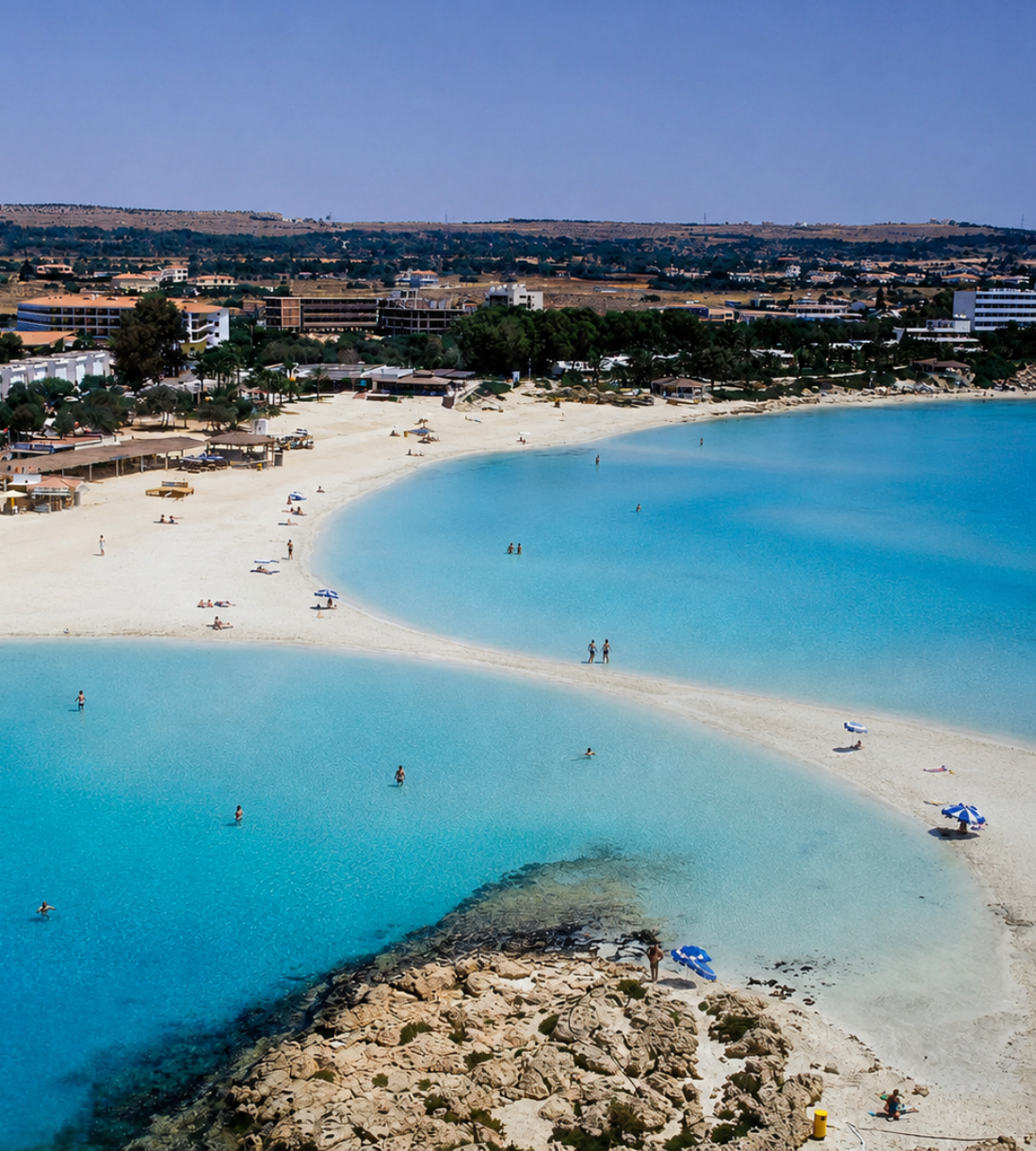 Türkisfarbene Bucht mit Sandstrand auf Zypern