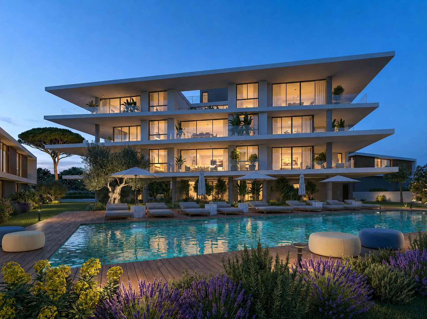 Moderne Apartmentanlage mit beleuchtetem Pool bei Dämmerung